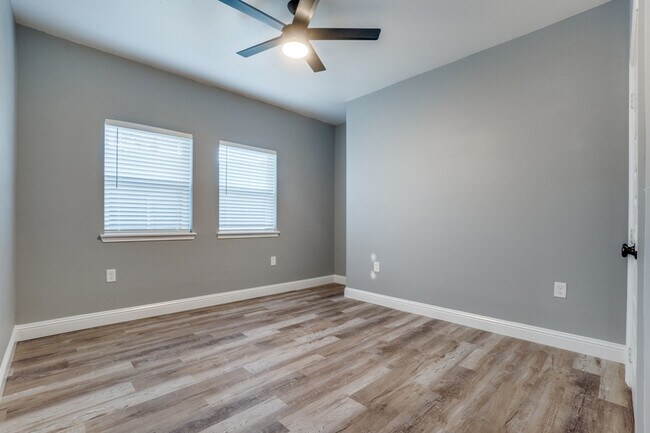 Building Photo - 633 Helena Ave