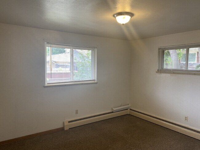 Building Photo - Remodeled Two Bedroom One Bathroom with Ya...
