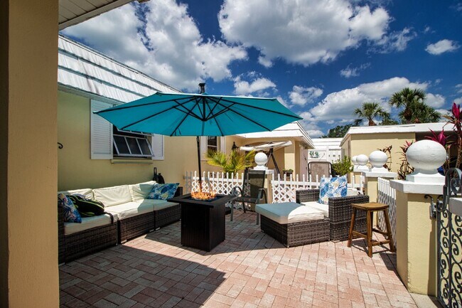Building Photo - Fully Furnished - 2 bed 2 Bath villa - South Sarasota