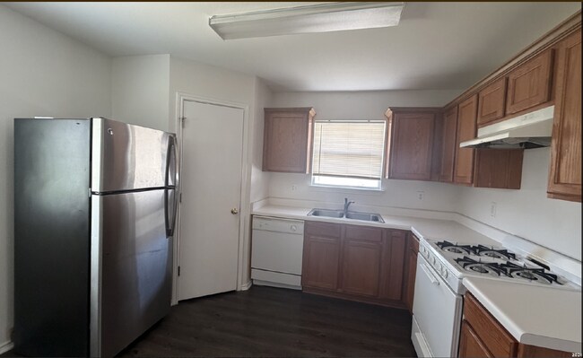 Building Photo - "Charming 3-Bedroom Oasis with 2 Full Baths in Converse, TX