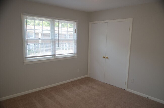 Building Photo - Updated 2BR/1.5BA Condo Near Stratford Rd