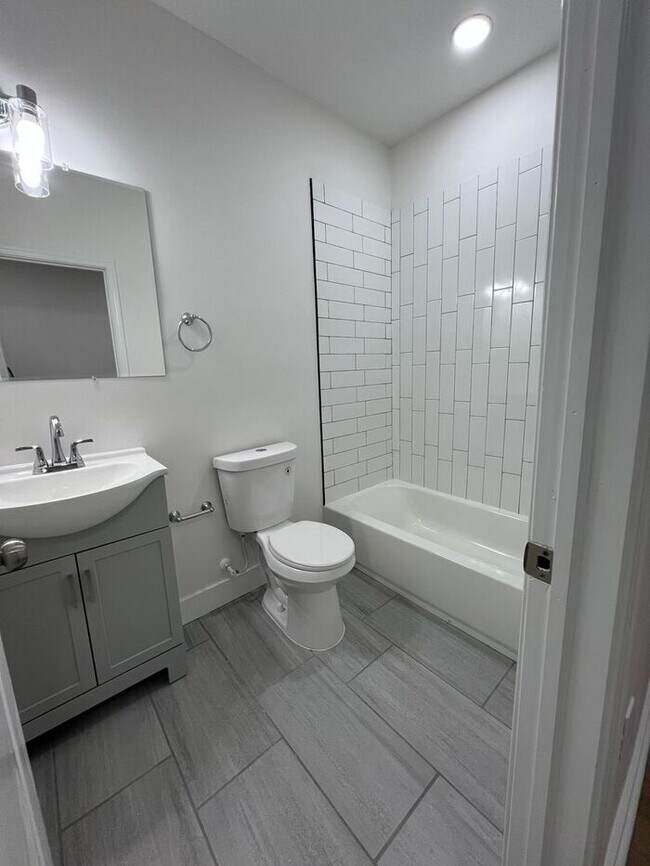 Building Photo - 3 bedrooms 2 bathrooms, 21218