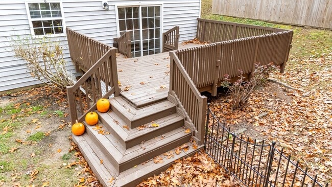Building Photo - Gorgeous 3 Bedroom Home, with Updated Kitchen, LVP Floors, Fenced Yard, Premium Finishes, Pet Fri...