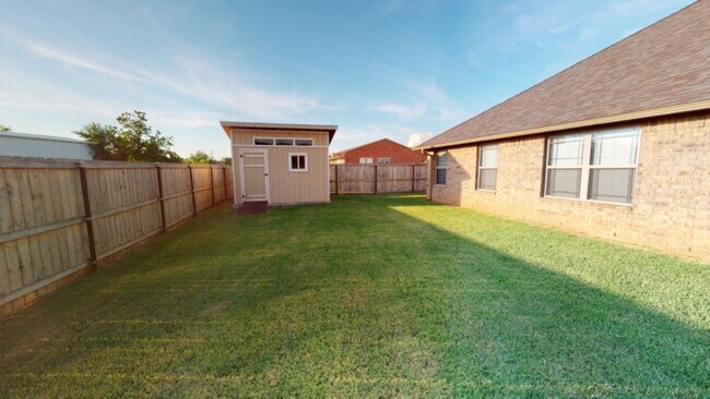 Building Photo - 1621 NE White Rock Dr