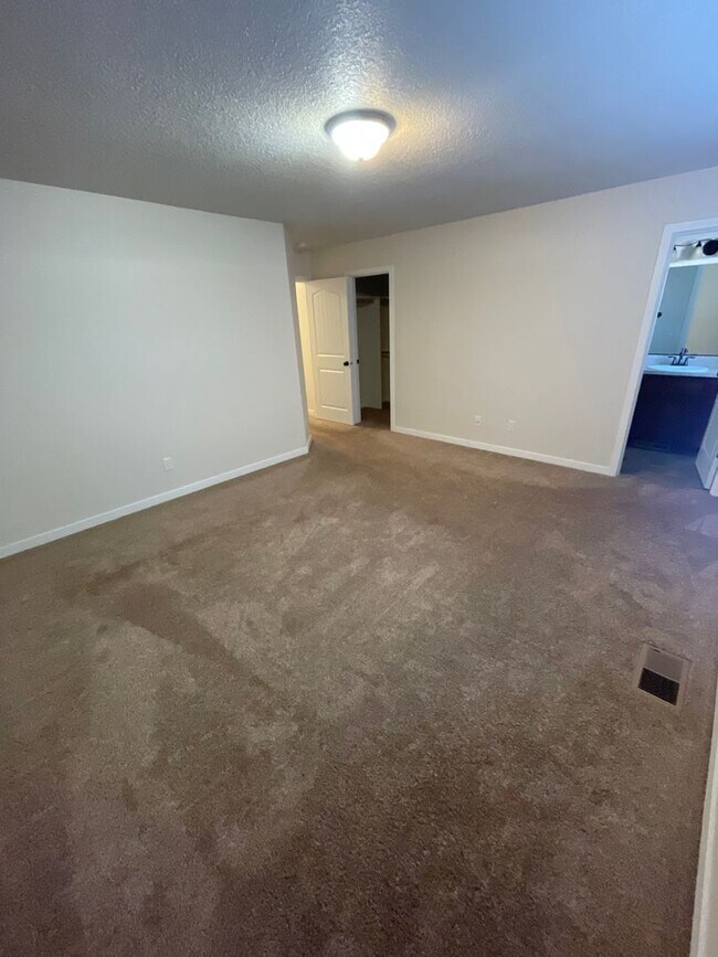 Building Photo - Dont miss out on this charming four bedroom home!