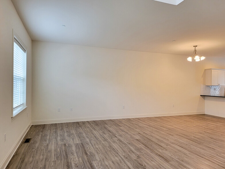 Building Photo - 642 Brentwood Dr