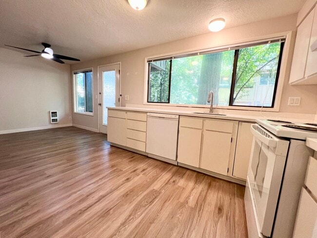 Building Photo - 2 Bed 1 Bath Apartment in Lake Oswego!
