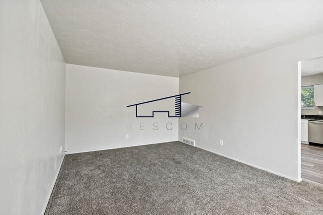 Building Photo - 221 N Pingree Ave