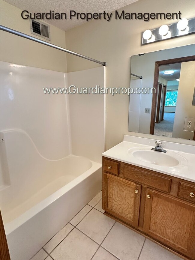 Building Photo - Richfield 2nd Floor Apartment, Very Spacio...
