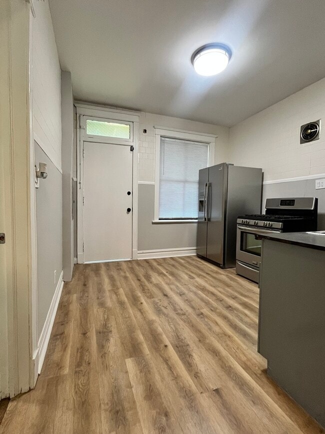 Building Photo - 7421 S Eberhart Ave