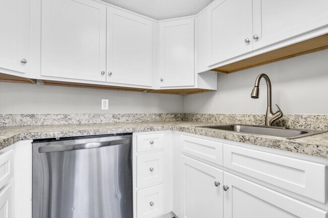 Building Photo - Coach Lantern Apartments, LLC