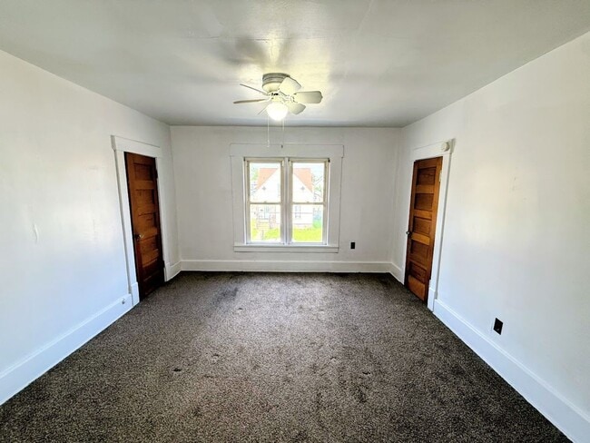 Building Photo - Two bedroom one bathroom home for rent