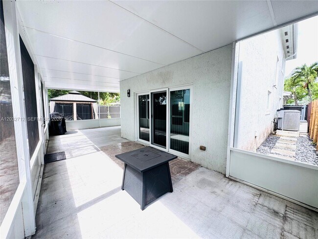 Building Photo - 363 NE 35th Ter