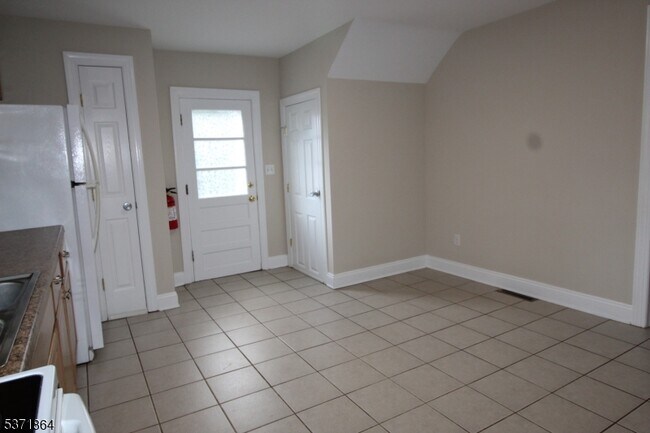 Building Photo - 30 White Meadow Ave