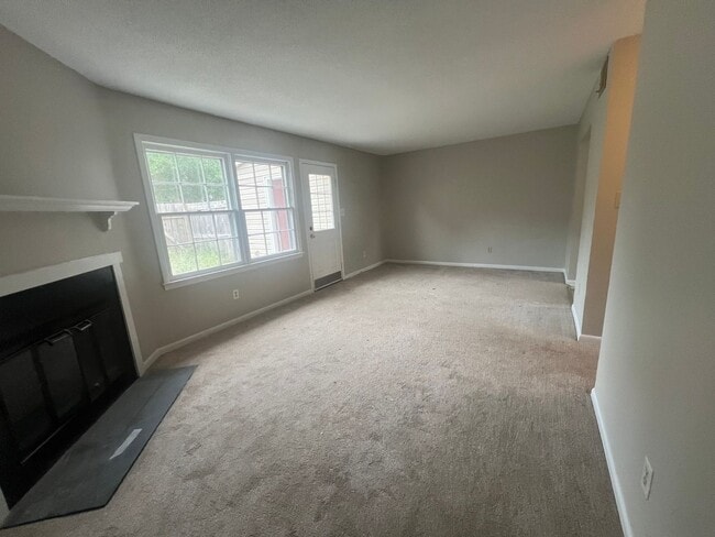 Building Photo - Charming 3 bedroom 21/2 bath town home loc...