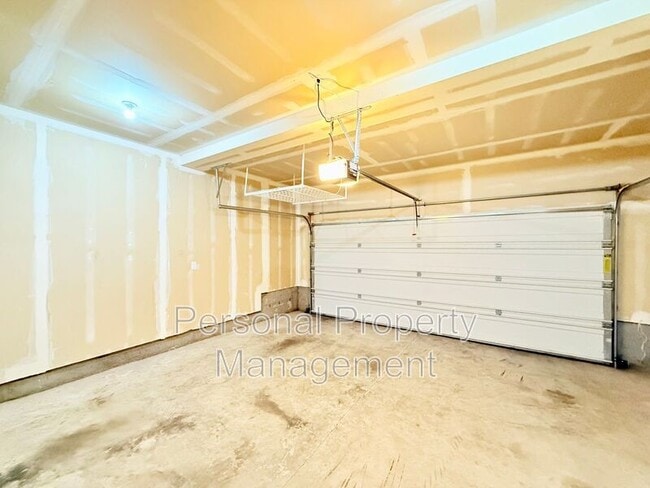 Building Photo - 6108 NE 71st Ave
