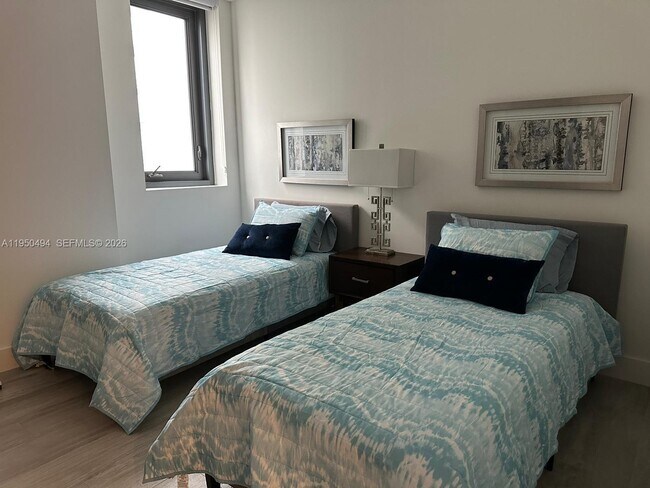 Building Photo - 121 NE 34th St