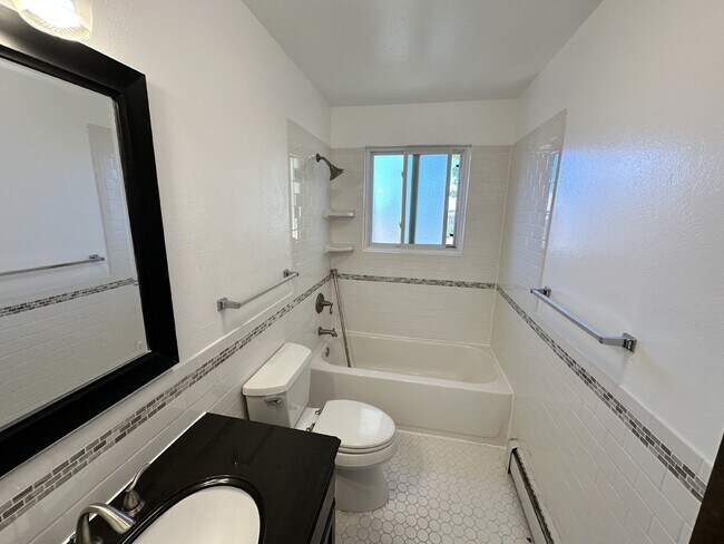 Building Photo - "Charming 3-Bedroom Condo with Hardwood Floors & 2 Full Baths in Golden, CO!"