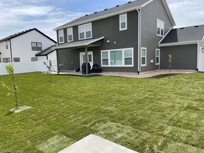 Building Photo - 4 bedroom/2.5 bathroom House in West Point