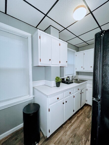 Building Photo - 463 Linden St