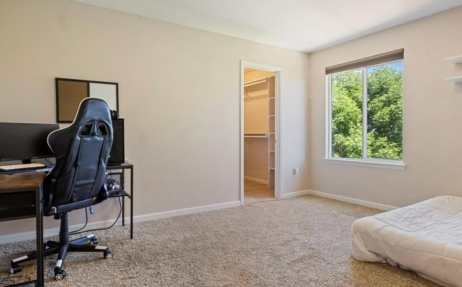 Building Photo - Huge room in a large shared home, private bathroom, walk in closet, great neighborhood, friendly ...