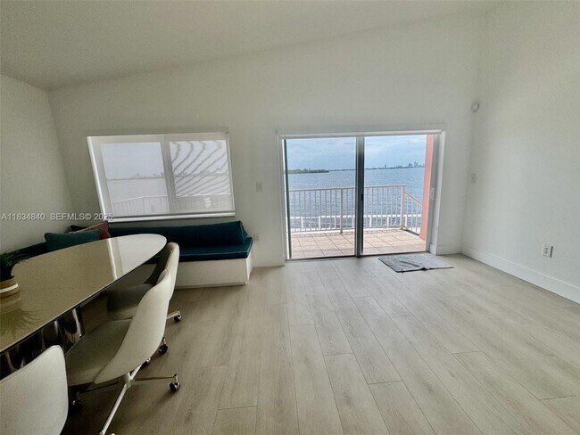 Building Photo - 10911 N Bayshore Dr