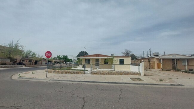 Building Photo - 4 bedroom 2 bathroom home ready now!!!!