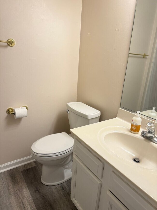 Building Photo - Immaculate 2 BR condo convenient to loop and I-40