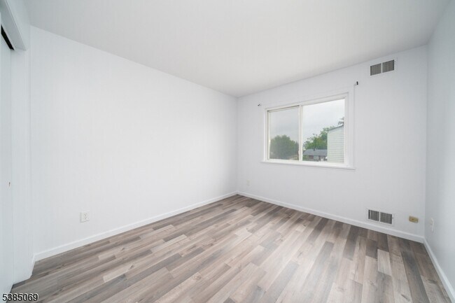Building Photo - 1126 Wheatsheaf Rd