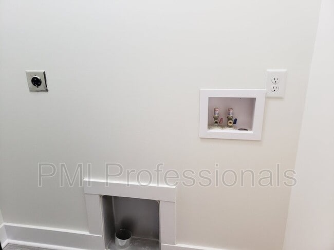 Building Photo - 215 Eisenhower Dr