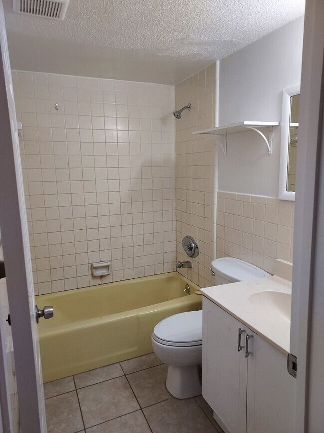 Building Photo - 2 bedroom 1 bathroom Unit Available Now