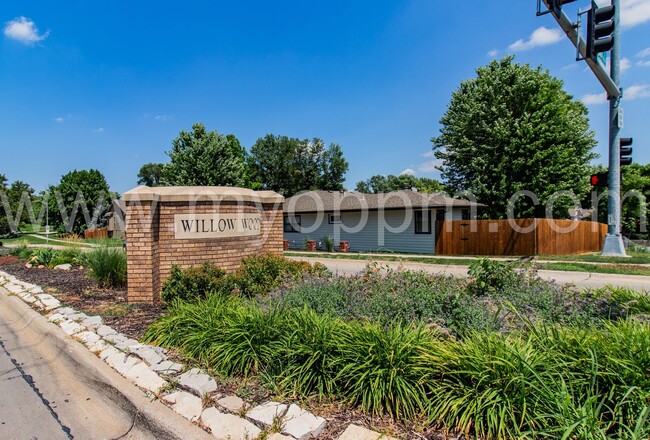 Building Photo - Beautiful 3 Bedroom / 2.5 Bath | 120th and...