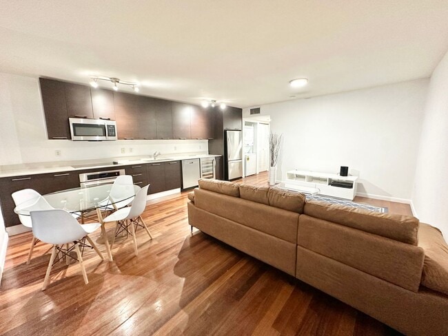 Building Photo - Tastefully furnished 1bed/1bath in the hea...