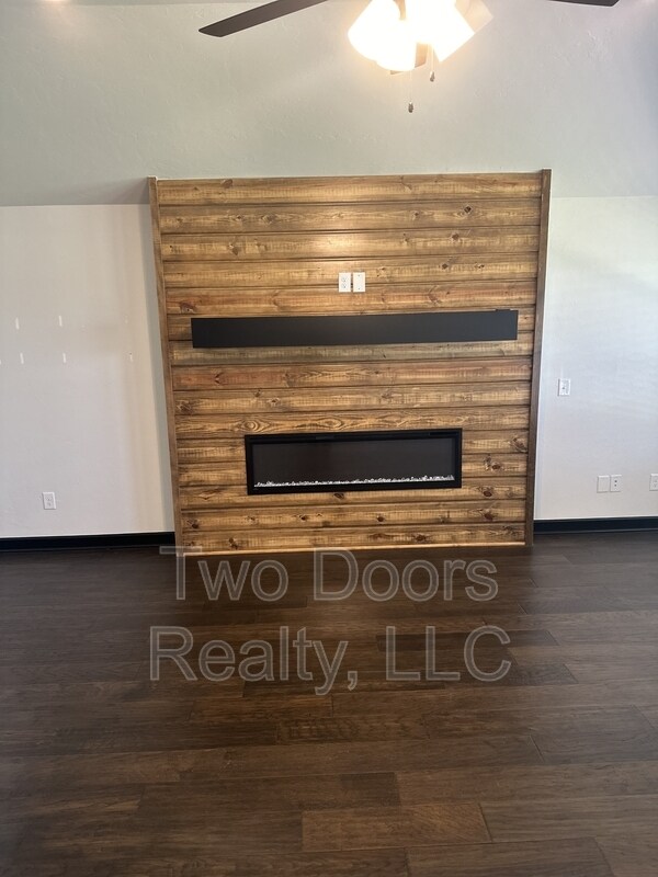 Building Photo - 2229 Roca Dr
