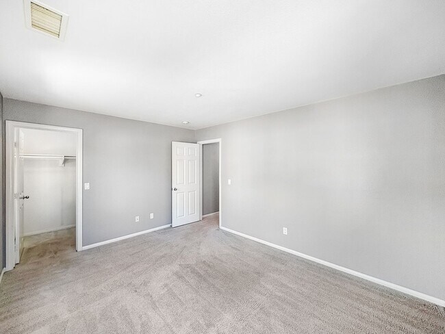Building Photo - Stunning 4B/2.5BA House in Vista!
