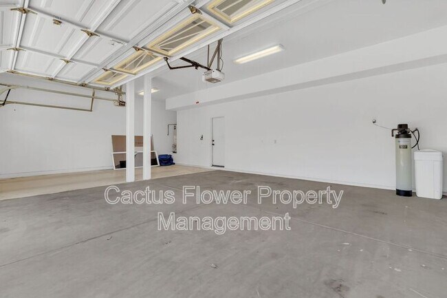 Building Photo - 2524 N Sunrise