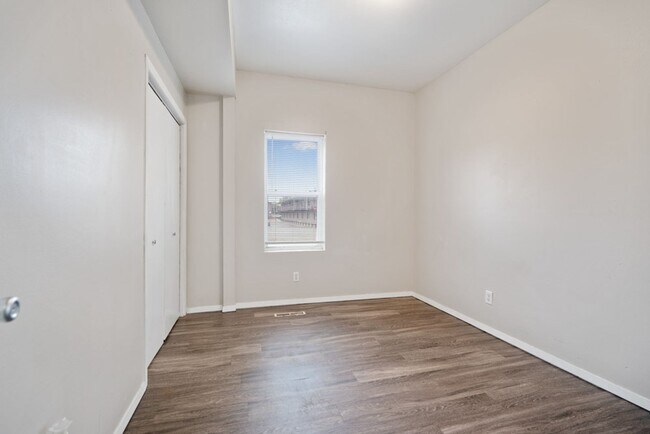 Building Photo - 2118 College St