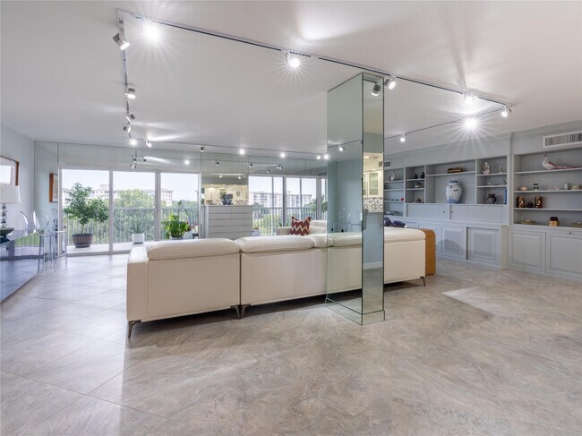 Building Photo - 2850 N Palm Aire Dr