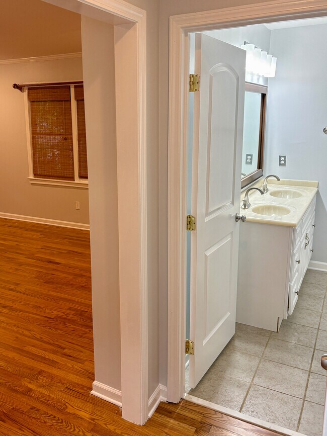 Building Photo - 2287 Vistamont Dr