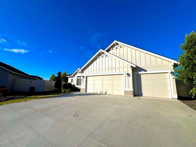 Building Photo - 4 Bedroom 2 bath 3 Car Garage Single Level Meridian.