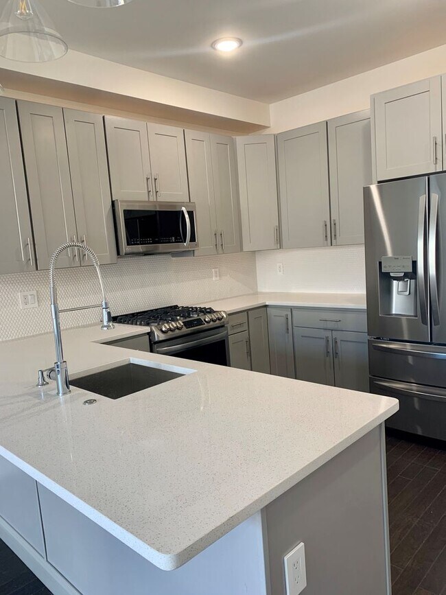 Building Photo - Luxurious 1-Bedroom Apartment in Olde Kens...