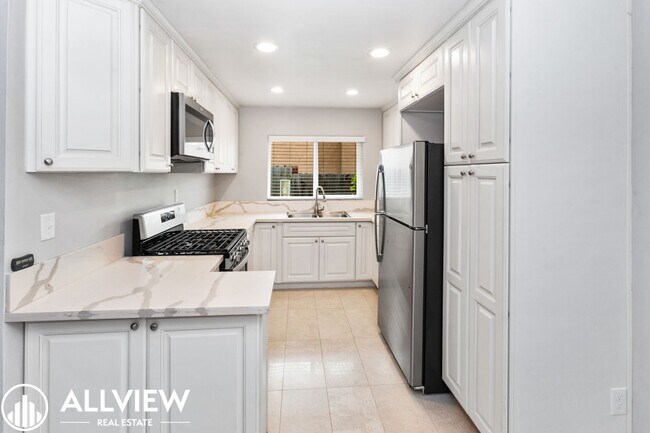 Building Photo - 311 Avenida Santa Barbara