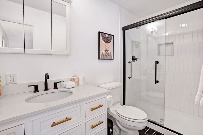 Building Photo - 450 Eastward Ct