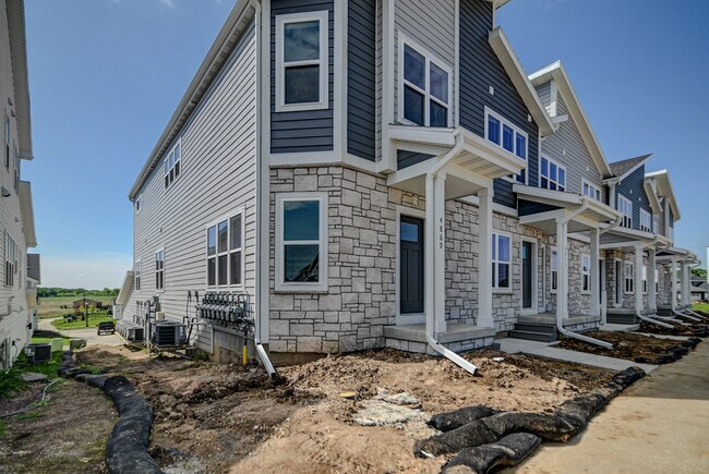 Building Photo - 4873 Lacy Rd
