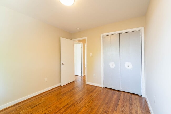 Building Photo - 5 BD 3 BA Oxon Hill, MD home is ideal for ...