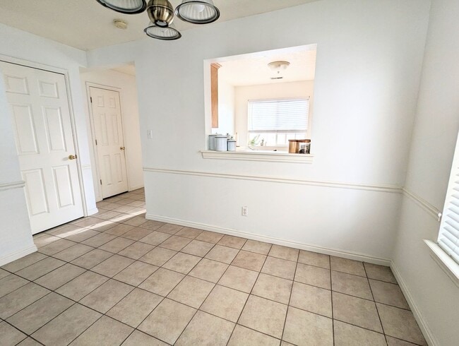 Building Photo - Provo Townhouse
