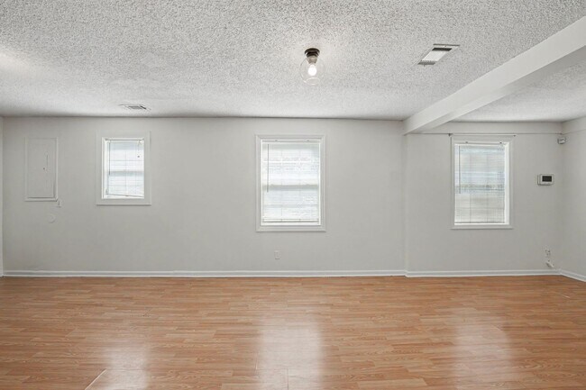 Building Photo - 3 Bed 2 Bath Home with Great Outdoor Space!