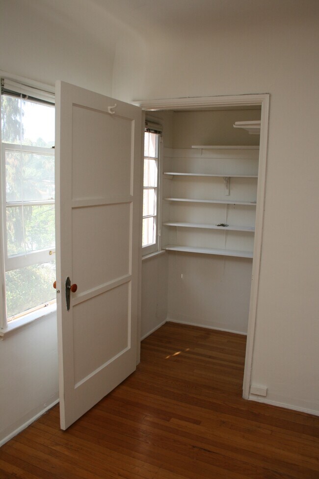 Building Photo - 870 N Occidental Blvd