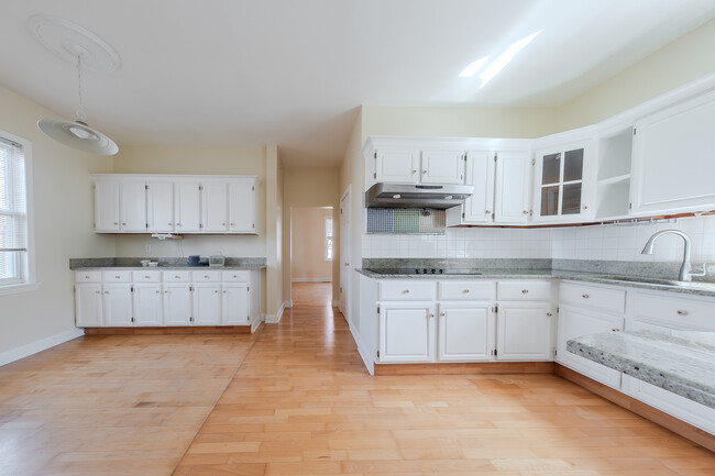 Building Photo - 1648 W Cullerton St