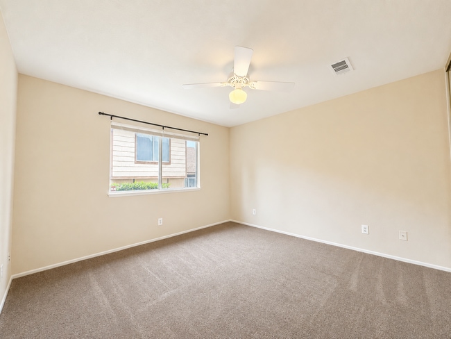 Building Photo - Beautiful 2 Bedroom Condo with fresh paint, flooring for Rent